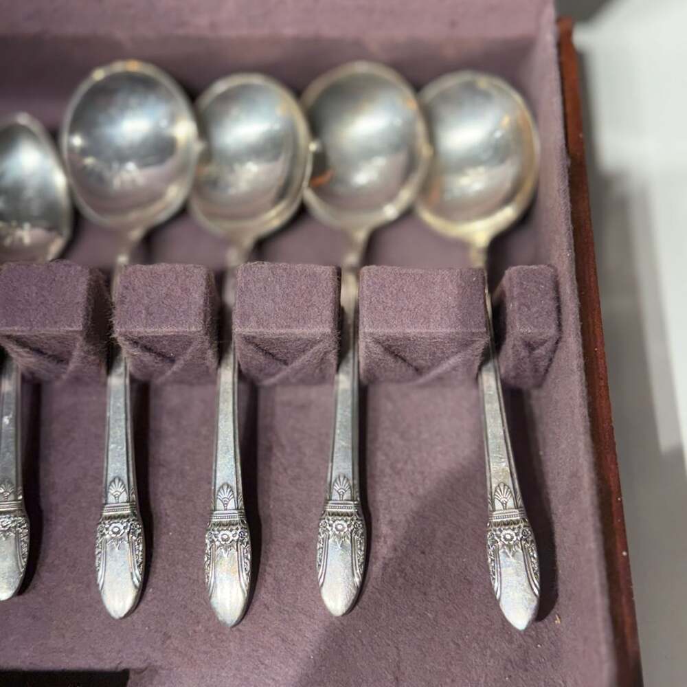 1847 Rogers Bros First Love Silverplate Flatware Set with Wood Chest 20pies set - Picture 3 of 15